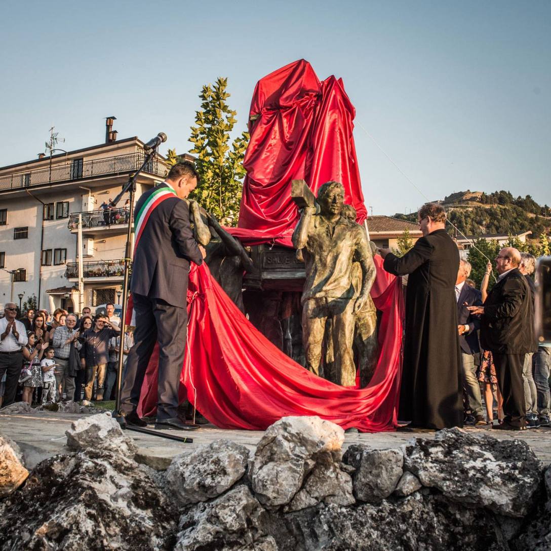 Il momento clou della cerimonia di inaugurazione del Monumento ai Portatori, realizzato da Felice Lovisco