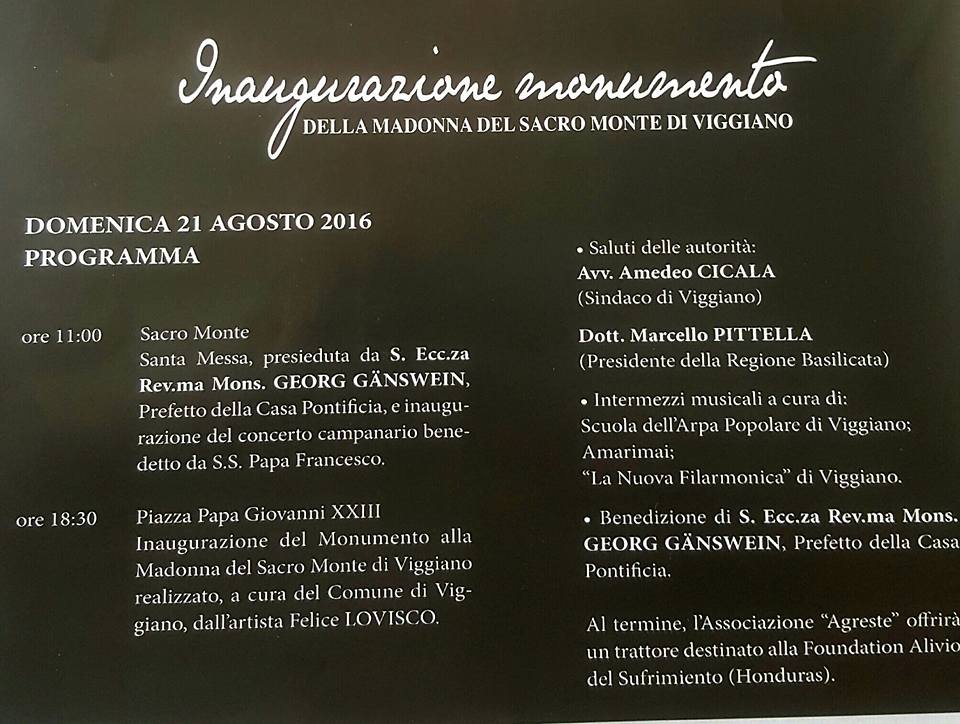 L’OPERA Felice Lovisco ha voluto con quest’opera immortalare nel bronzo uno dei momenti più sentiti della religiosità lucana: il pellegrinaggio dei fedeli devoti alla Madonna Nera di Viggiano, patrona e regina della Basilicata. Lo ha fatto in modo maestoso, ritraendo a grandezza naturale la lettiga che ospita la storica statua lignea della Madonna col bambino, custodita nel Santuario del Sacro Monte di Viggiano, poggiata sulle spalle dei fedeli in processione. Tale pellegrinaggio avviene in due distinti periodi dell’anno: la prima domenica di maggio e la prima di settembre. A maggio infatti una processione solenne porta la statua dalla Chiesa di Viggiano al santuario sul sacro Monte, che si trova a 12 km dal paese ad una altitudine di 1725 metri. A settembre, con un percorso inverso la statua torna dal sacro Monte alla Chiesa Madre di Viggiano.